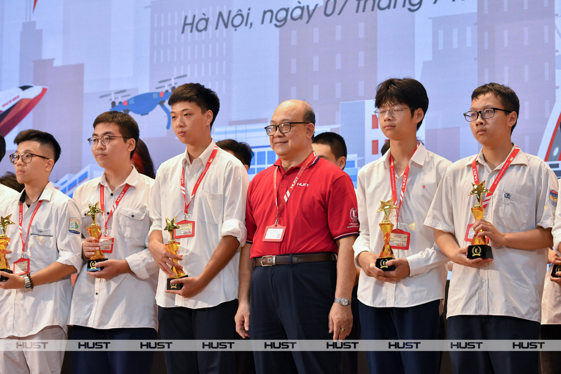 PGS. Huỳnh Quyết Thắng - Giám đốc Đại học Bách khoa Hà Nội và các thí sinh đạt thành tích cao phương thức XTTN năm 2024 tại Chương trình "Chào Idol XTTN: Gặp để yêu hơn"