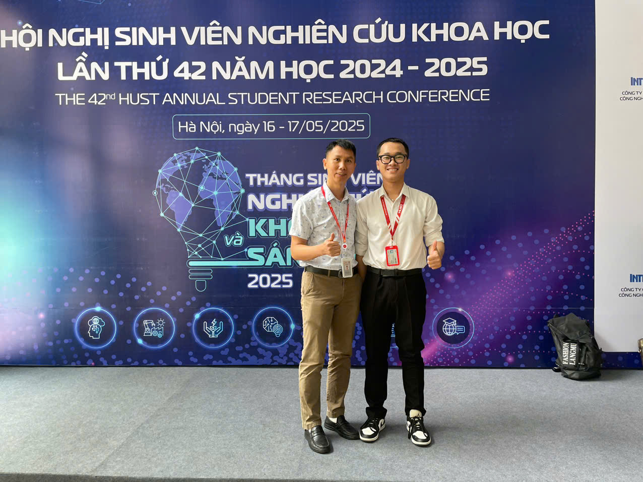 Sinh viên Nguyễn Thế Anh (phải) và giảng viên hướng dẫn PGS. Nguyễn Hoài Nam