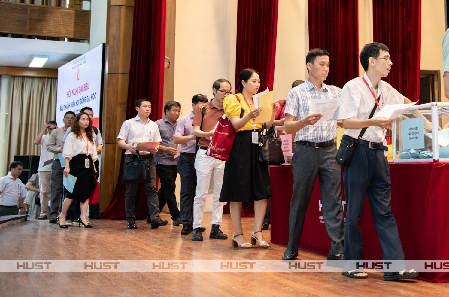 Các đại biểu bỏ phiếu bầu thành viên thuộc nhóm giảng viên, viên chức - người lao động và đại diện người ngoài đại học của Hội đồng Đại học