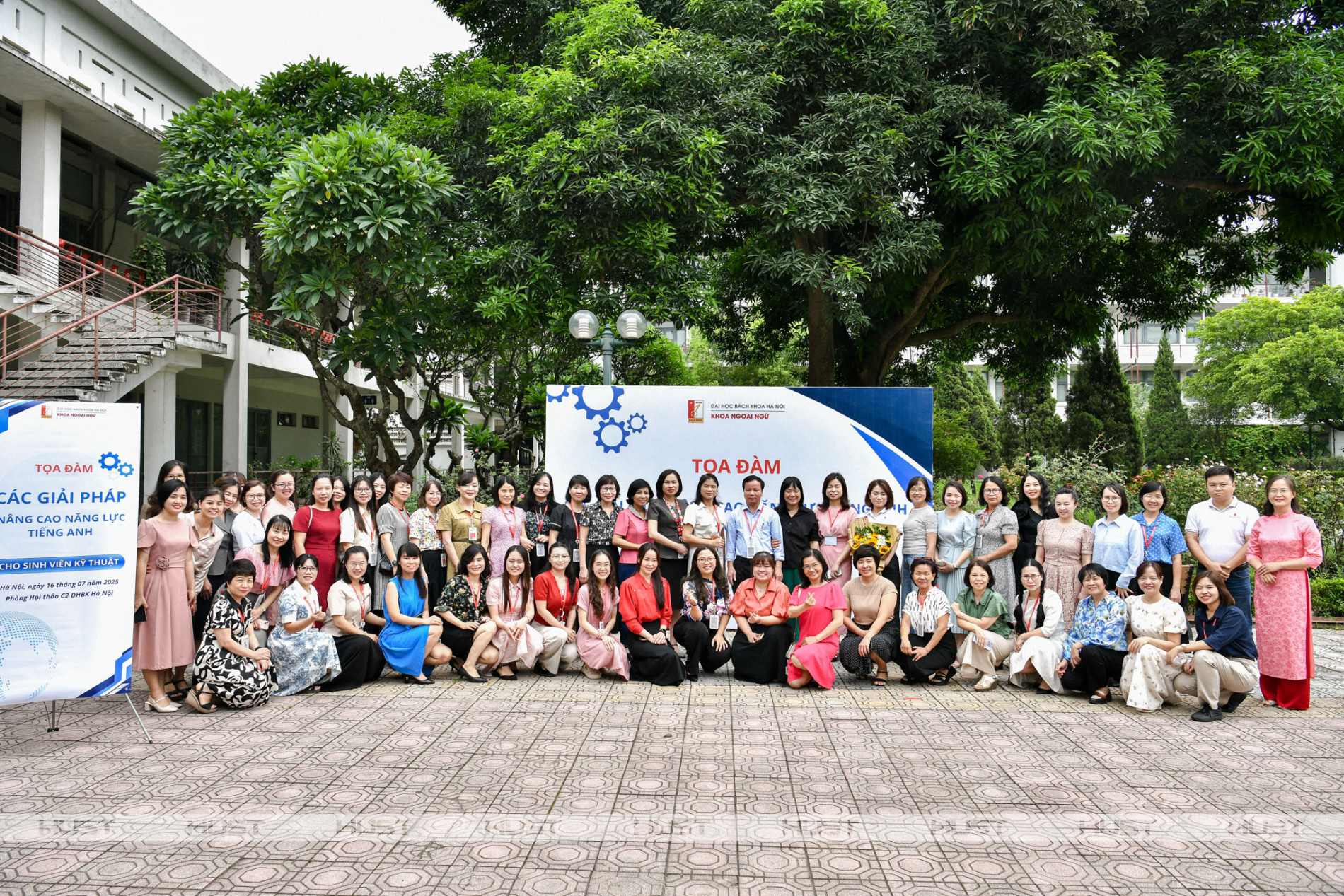 Các đại biểu, sinh viên chụp ảnh kỷ niệm tại sự kiện