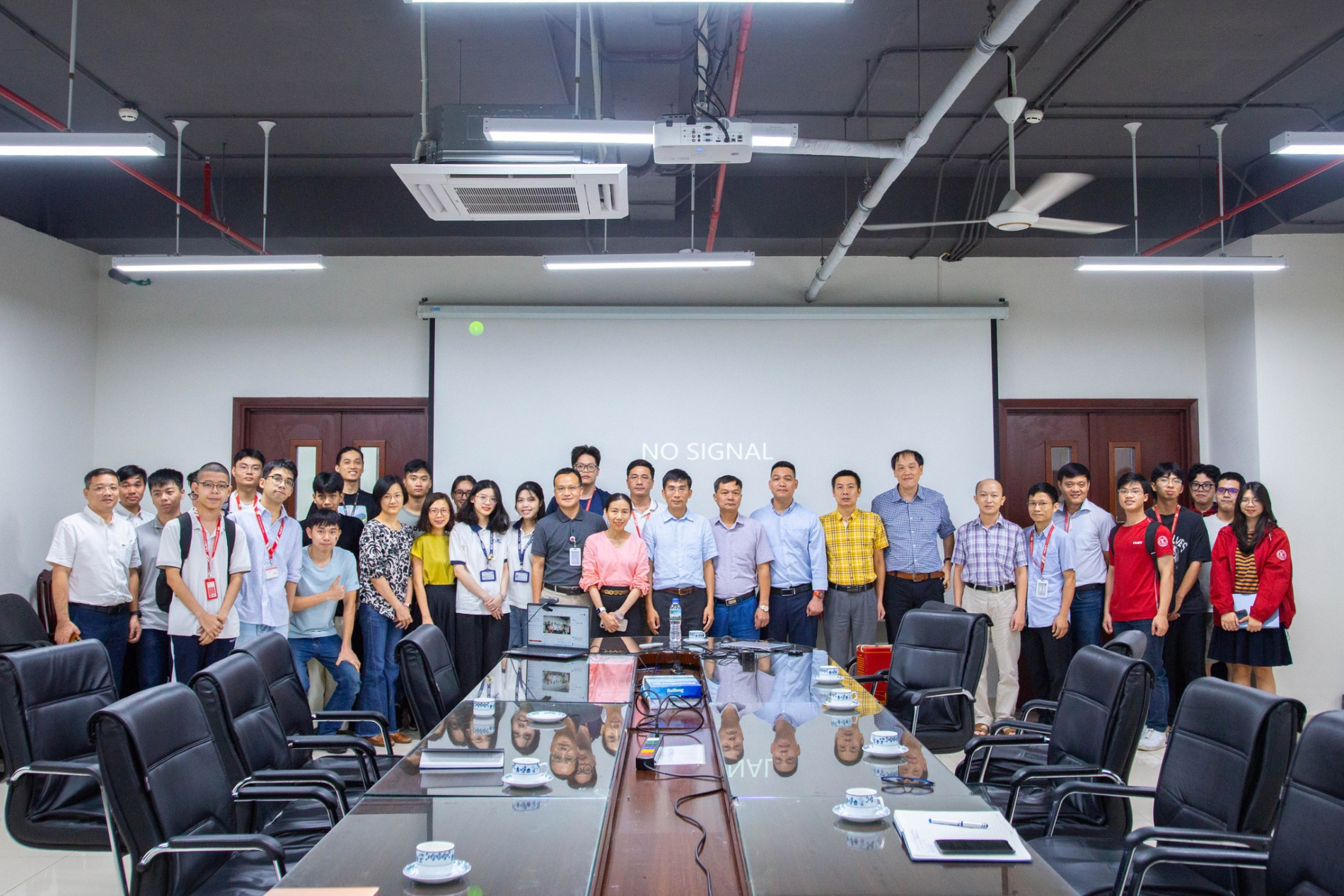 Các đại biểu, giảng viên, sinh viên chụp ảnh kỷ niệm với GS. Dương Quang Trung tại hội thảo