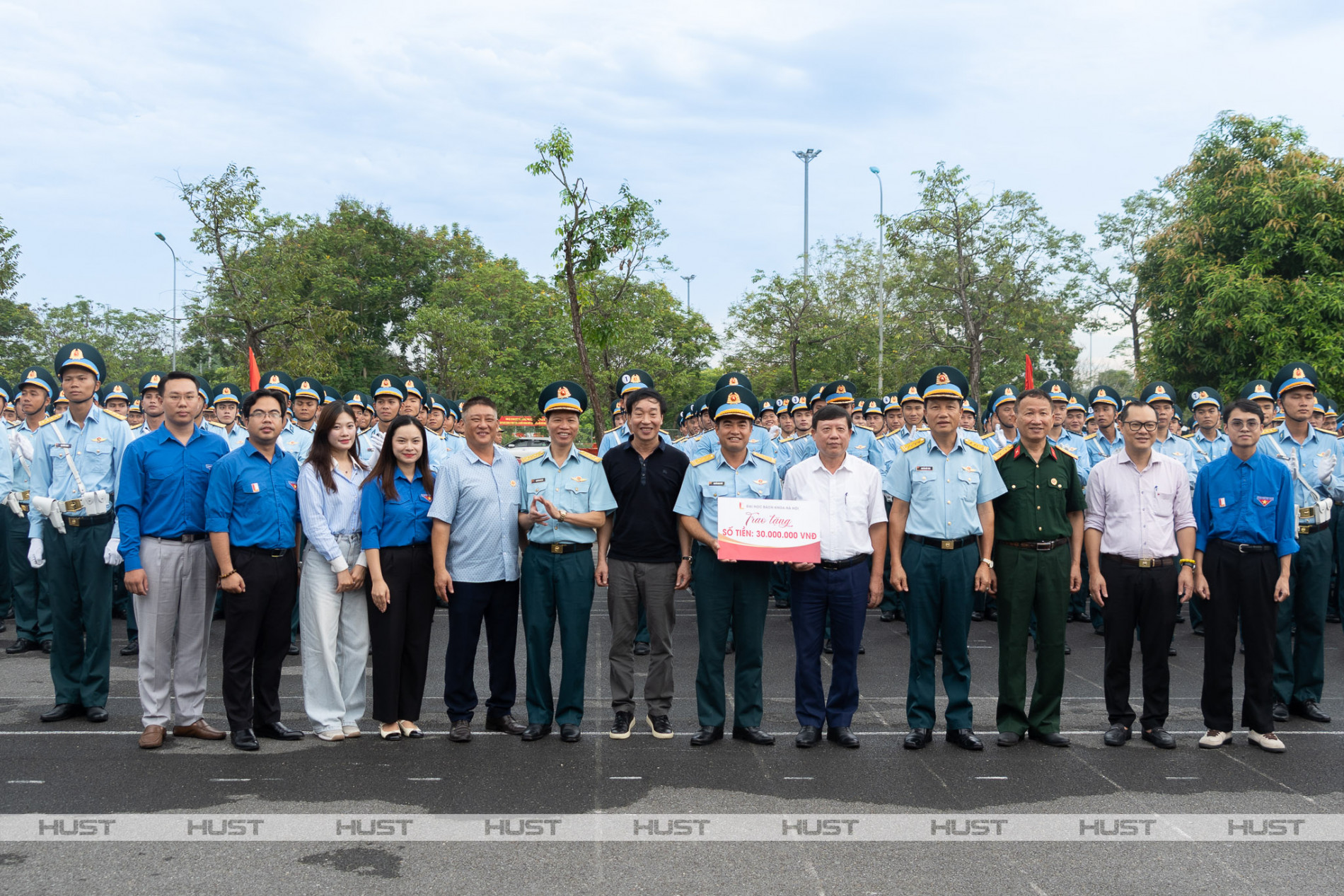 Đại học Bách khoa Hà Nội thăm, tặng quà động viên cán bộ, chiến sĩ Phòng không – Không quân tập luyện diễu binh