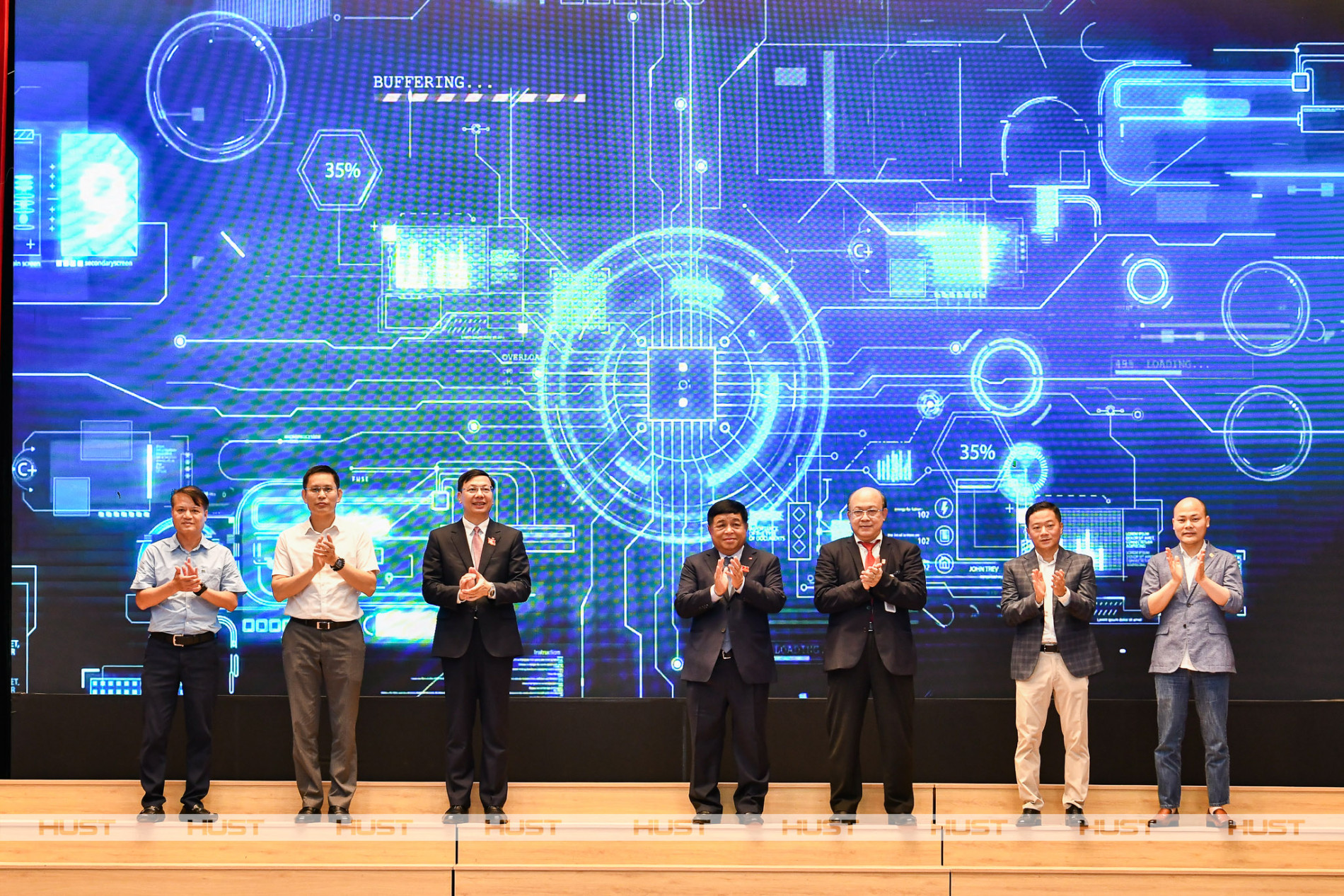 Phó Thủ tướng Nguyễn Chí Dũng chủ trì thực hiện nghi thức khởi động Chương trình “Học viện AI Việt Nam”