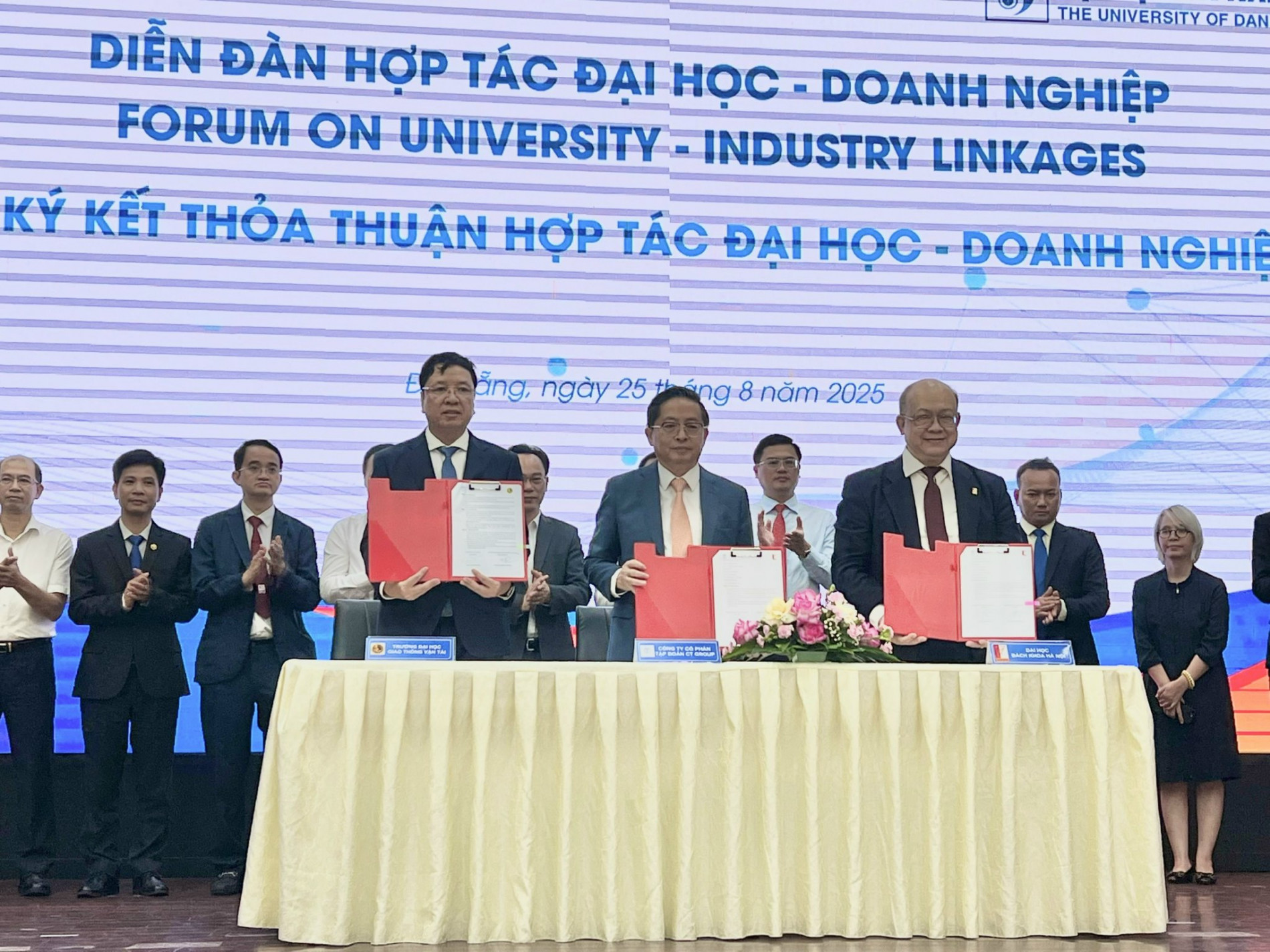 Đại diện các đơn vị chụp ảnh kỷ niệm tại lễ ký kết