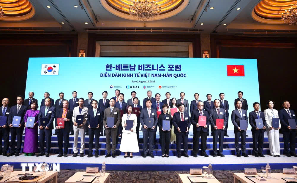 Tổng bí thư Tô Lâm và quan chức Việt Nam, Hàn Quốc chứng kiến lễ trao các thỏa thuận hợp tác.