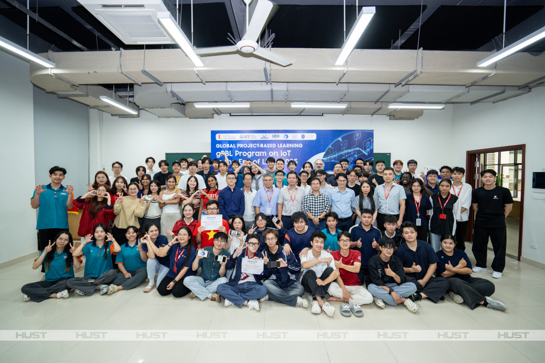 Giảng viên, sinh viên 7 đại học tham gia gPBL 2025 chụp ảnh kỷ niệm