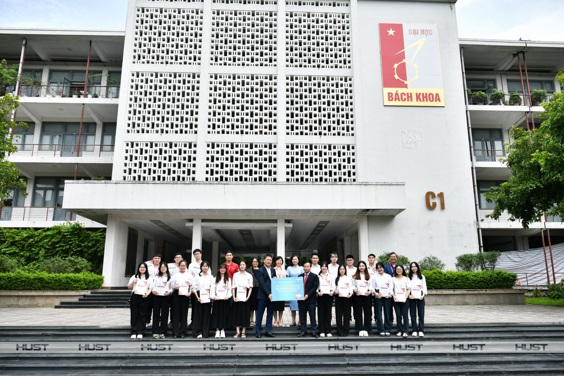 20 sinh viên Bách khoa Hà Nội nhận học bổng từ PVFCCo