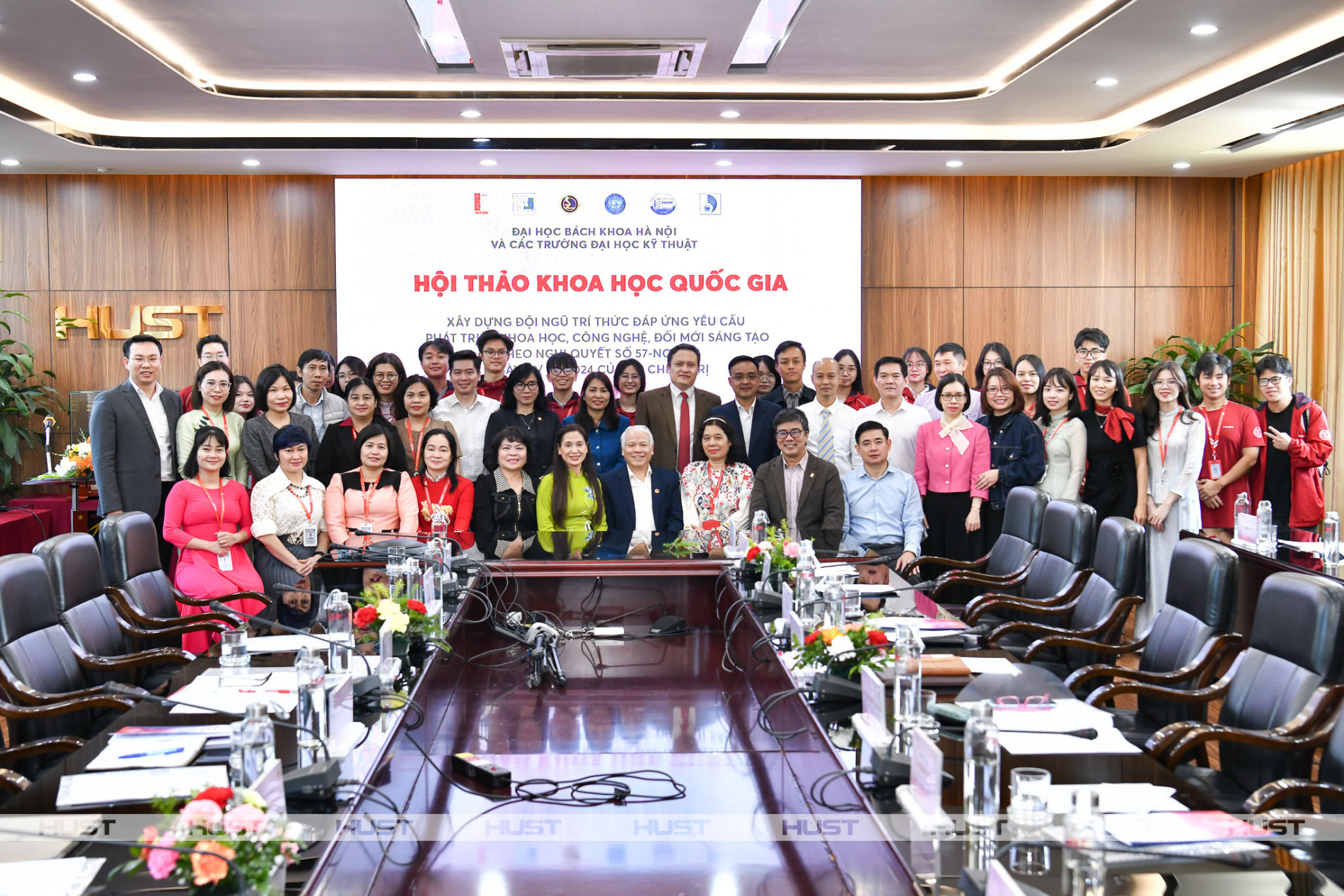 Các đại biểu, sinh viên chụp ảnh kỷ niệm tại sự kiện