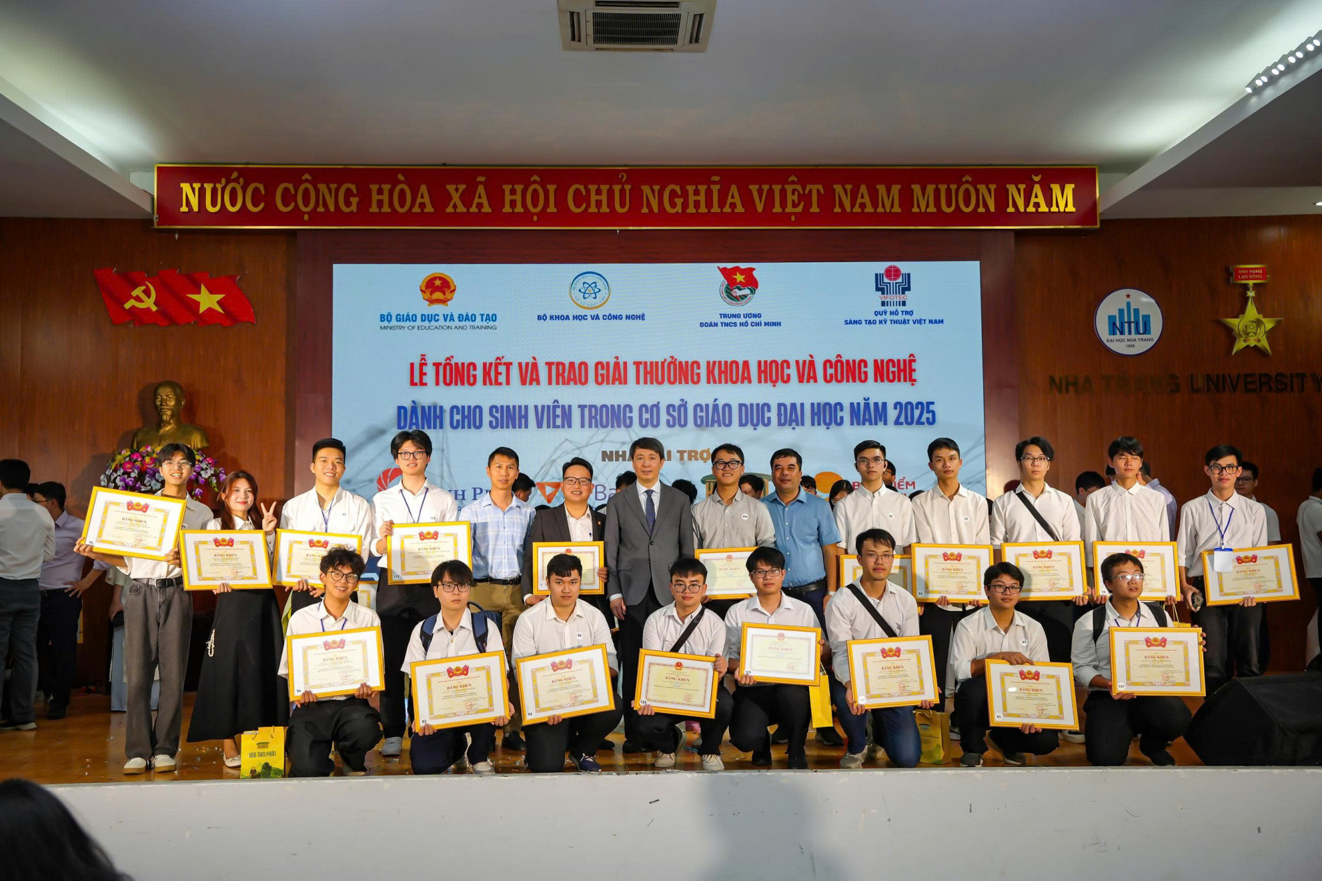 Đại học Bách khoa Hà Nội dẫn đầu toàn quốc tại Giải thưởng Khoa học và Công nghệ dành cho sinh viên năm 2025