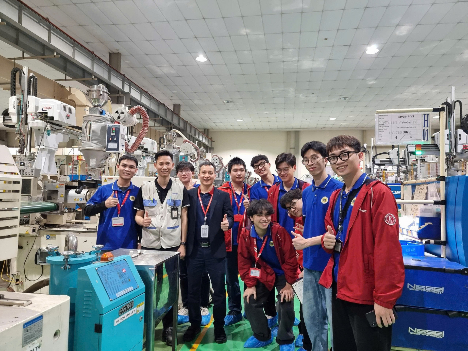 PGS. Trương Đức Phức (thứ 3 từ trái qua) và các sinh viên ĐHBK Hà Nội trong chuyến tham quan Nhà máy Nissei Technology (3/2025)