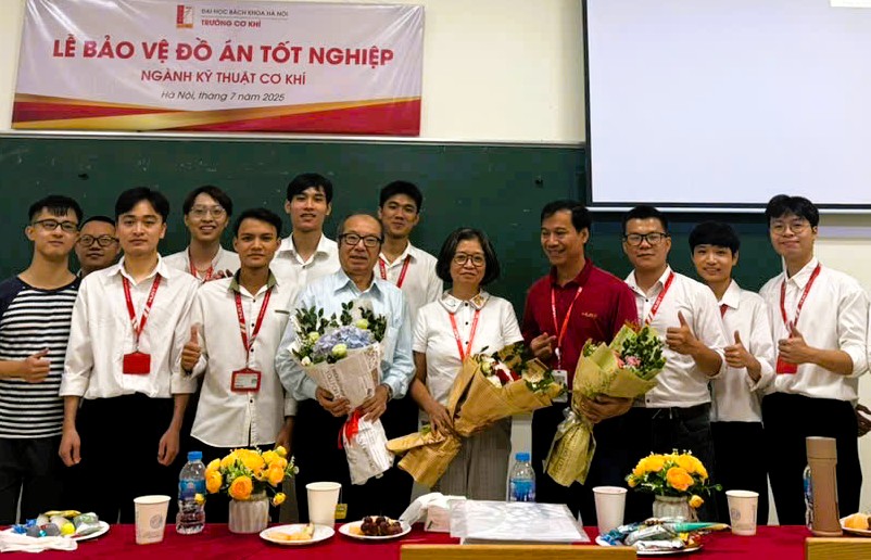 PGS. Nguyễn Thị Phương Giang cùng các thầy, cô giáo và sinh viên Trường Cơ khí trong Lễ bảo vệ Đồ án tốt nghiệp (7/2025)