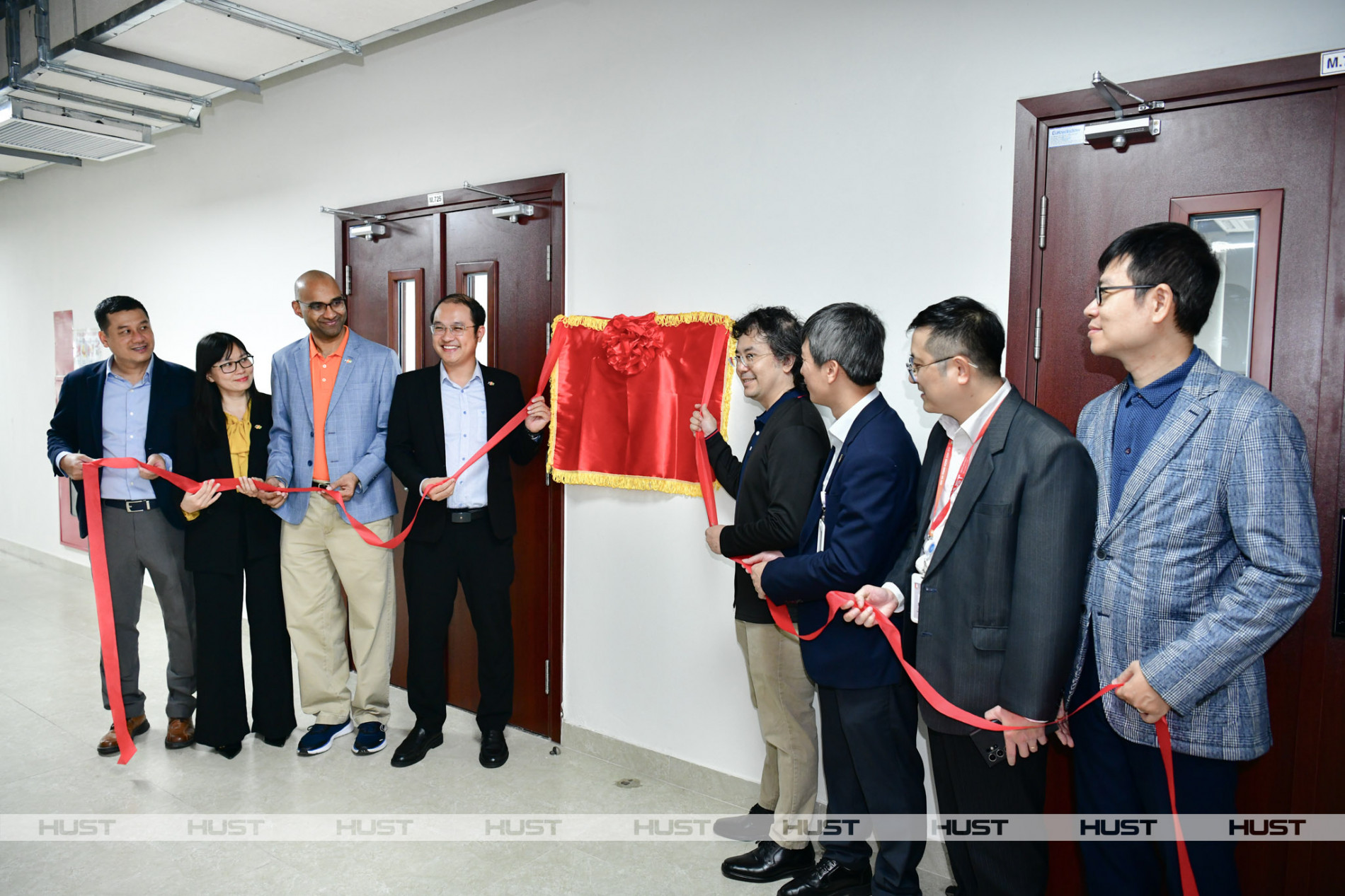 Đại diện Đại học Bách khoa Hà Nội và Tập đoàn FPT khánh thành PTN Kỹ thuật Ô tô số