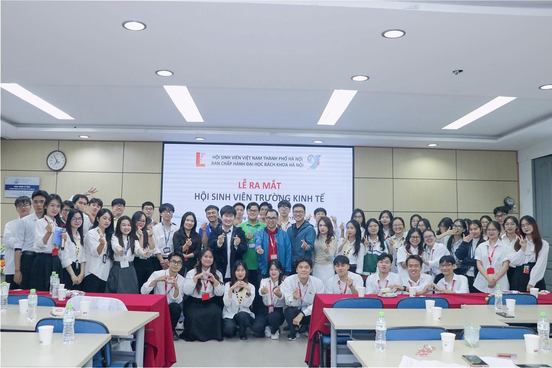 Ảnh cùng Đoàn Hội Trường Kinh tế