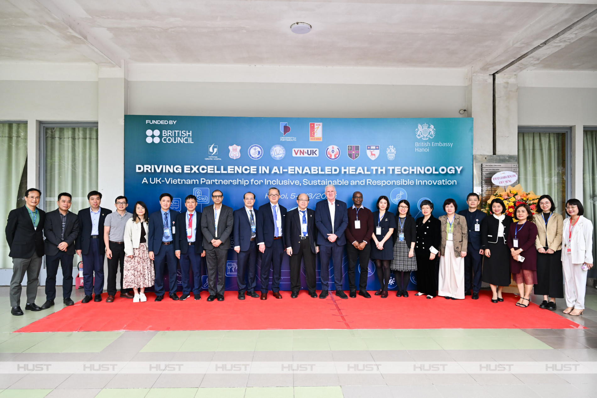 Các nhà khoa học, đại diện các tổ chức giáo dục, nghiên cứu Việt Nam và Vương quốc Anh chụp ảnh kỷ niệm