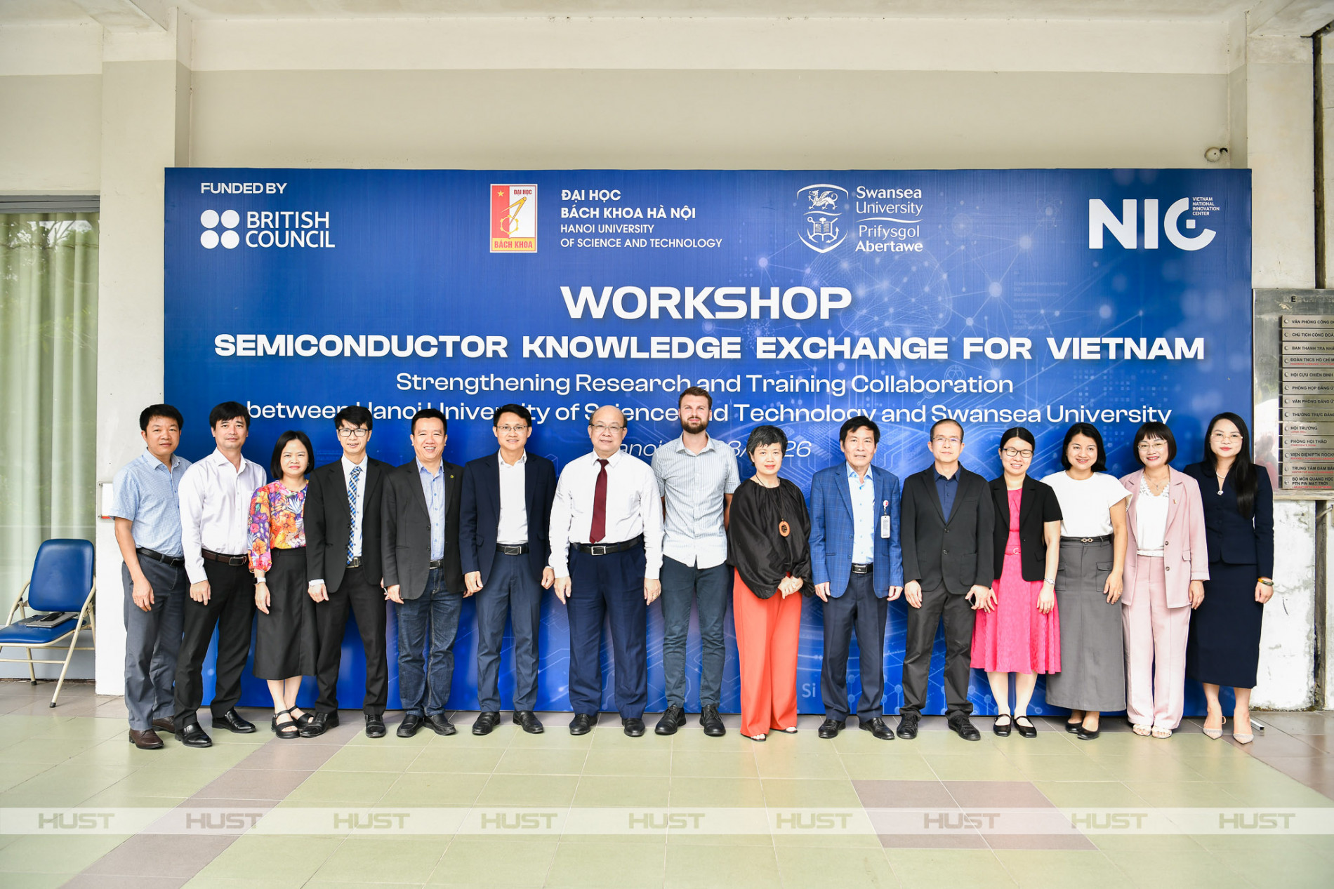 Các đại biểu, diễn giả tham dự sự kiện chụp ảnh kỷ niệm