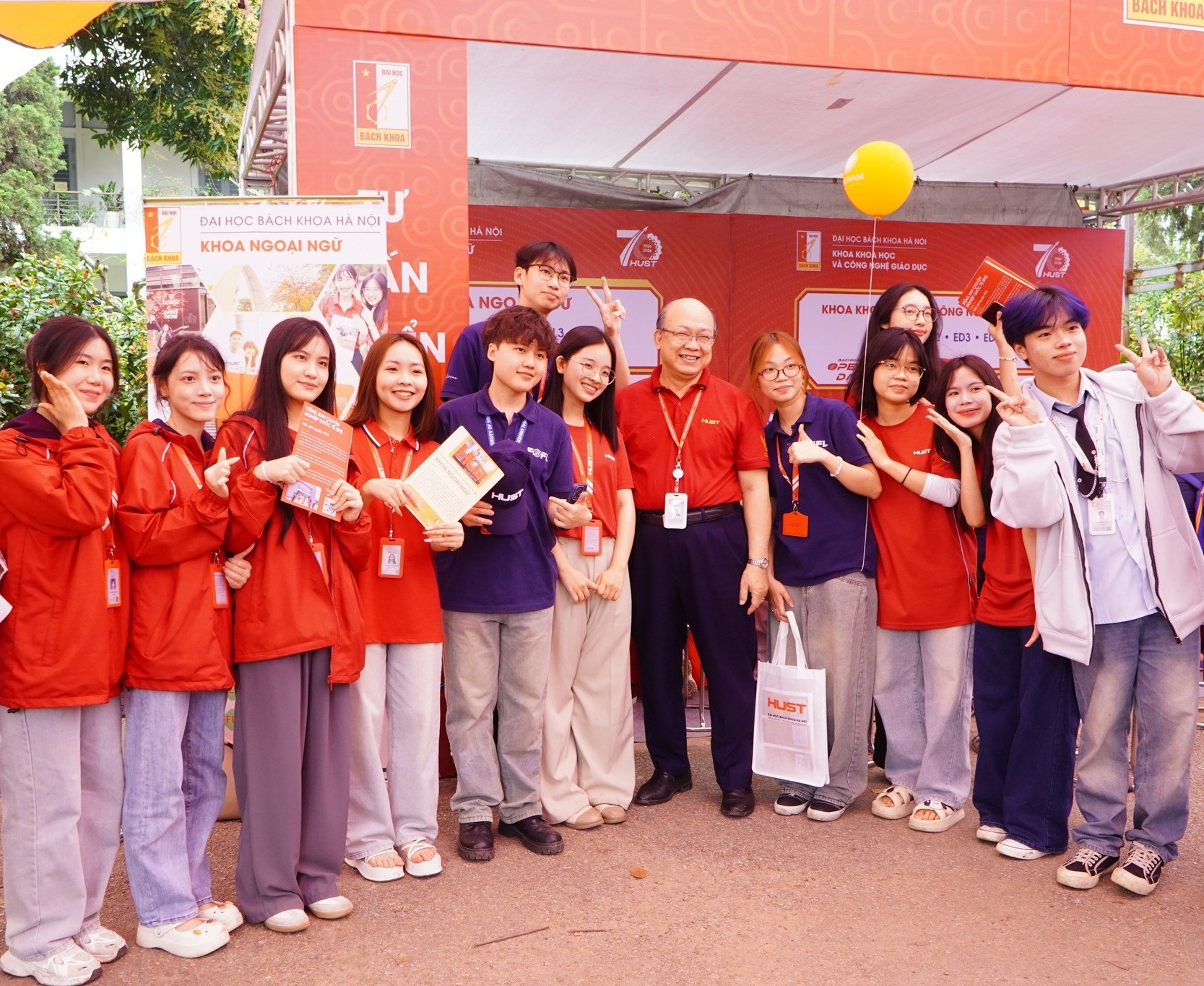 PGS. Huỳnh Quyết Thắng - Giám đốc Đại học Bách khoa Hà Nội - và các sinh viên Khoa Ngoại ngữ tại Ngày hội Open Day tổ chức tại Đại học Bách khoa Hà Nội (8/3/2026)