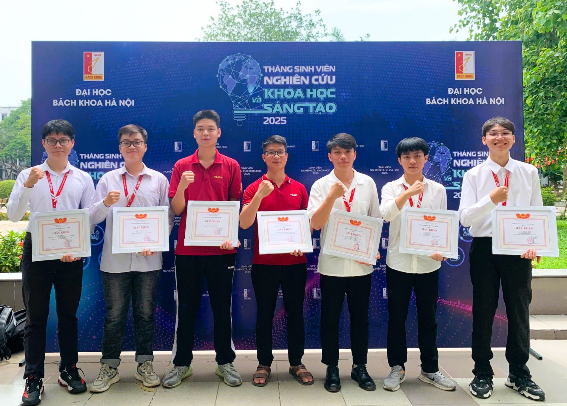 ảnh khen thưởng của Bách Khoa cho thành tích Olympic vật lý