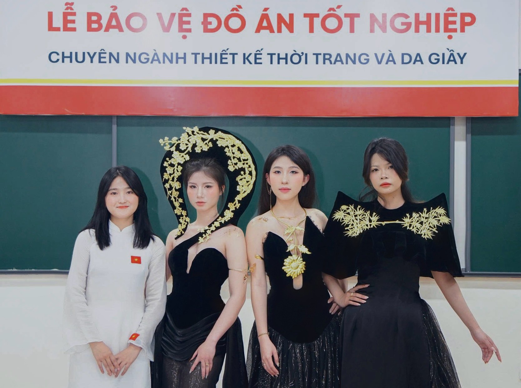 Đặng Liên và bộ sưu tập trong Lễ bảo vệ đồ án tốt nghiệp đã giành Học bổng "Gắn kết quê hương" của Đại học Bách khoa Hà Nội