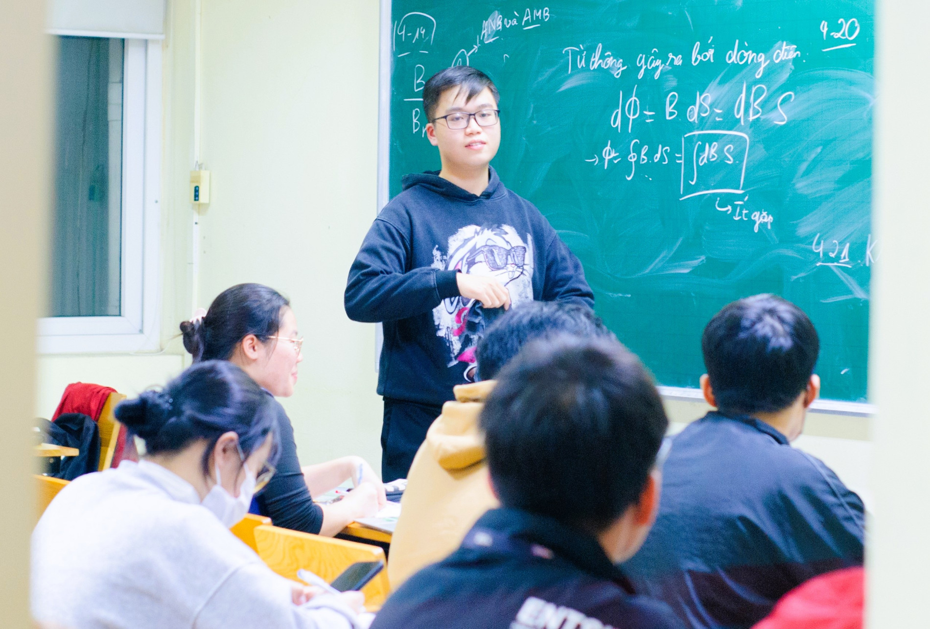 Nguyễn Phúc Vinh tham gia hỗ trợ các sinh viên Bách khoa môn Vật lý đại cương 2