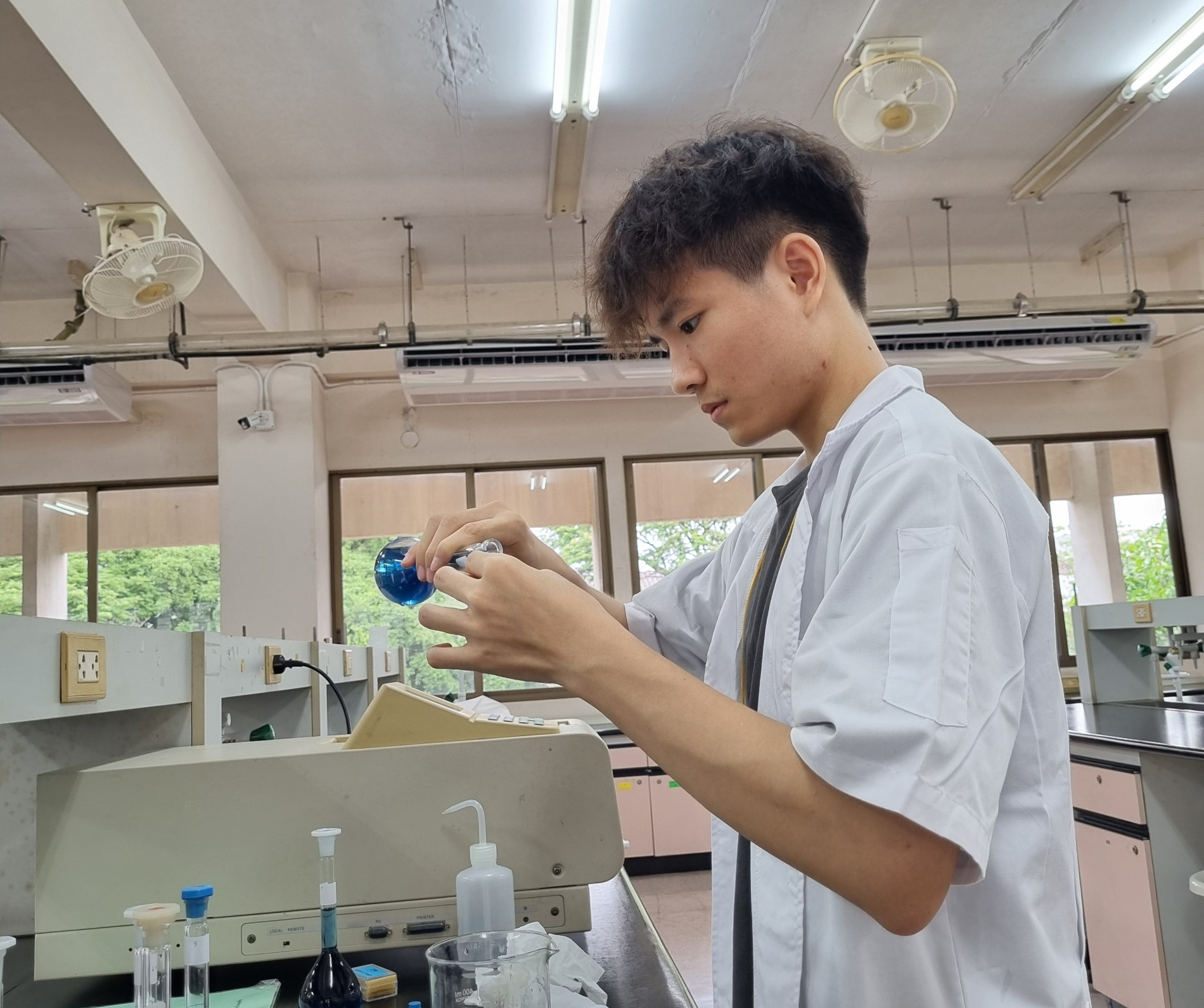 Nguyễn Đương  Vương thực hành sử dụng máy UV Vis trong phóng thí nghiệm Trường Hóa và Khoa học sự sống, Đại học Bách khoa Hà Nội