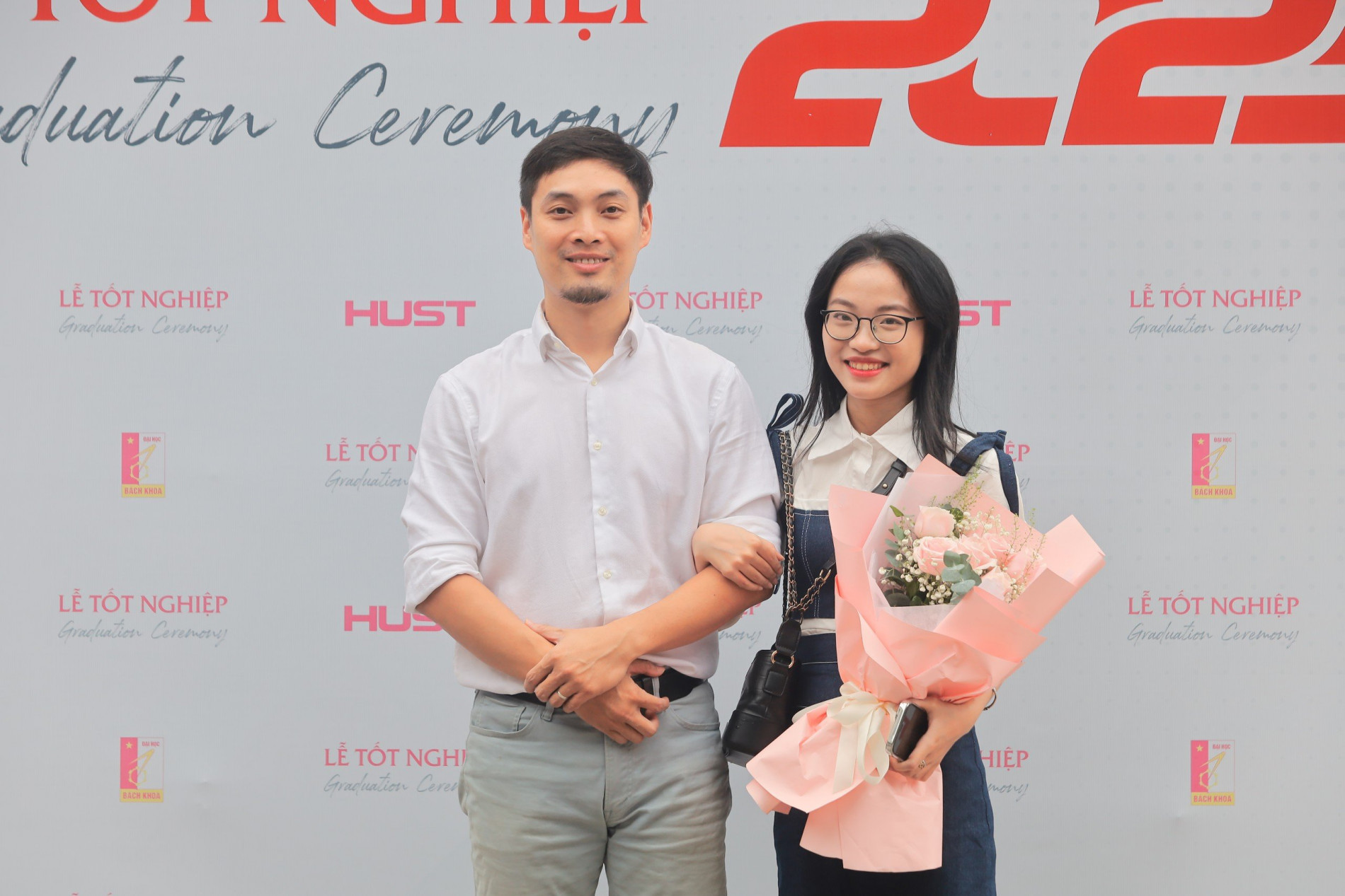 Nguyễn Thị Nguyệt Hằng và TS. Đào Huy Toàn - Thầy giáo thắp lên trong cô ngọn lửa NCKH - trong lễ tốt nghiệp