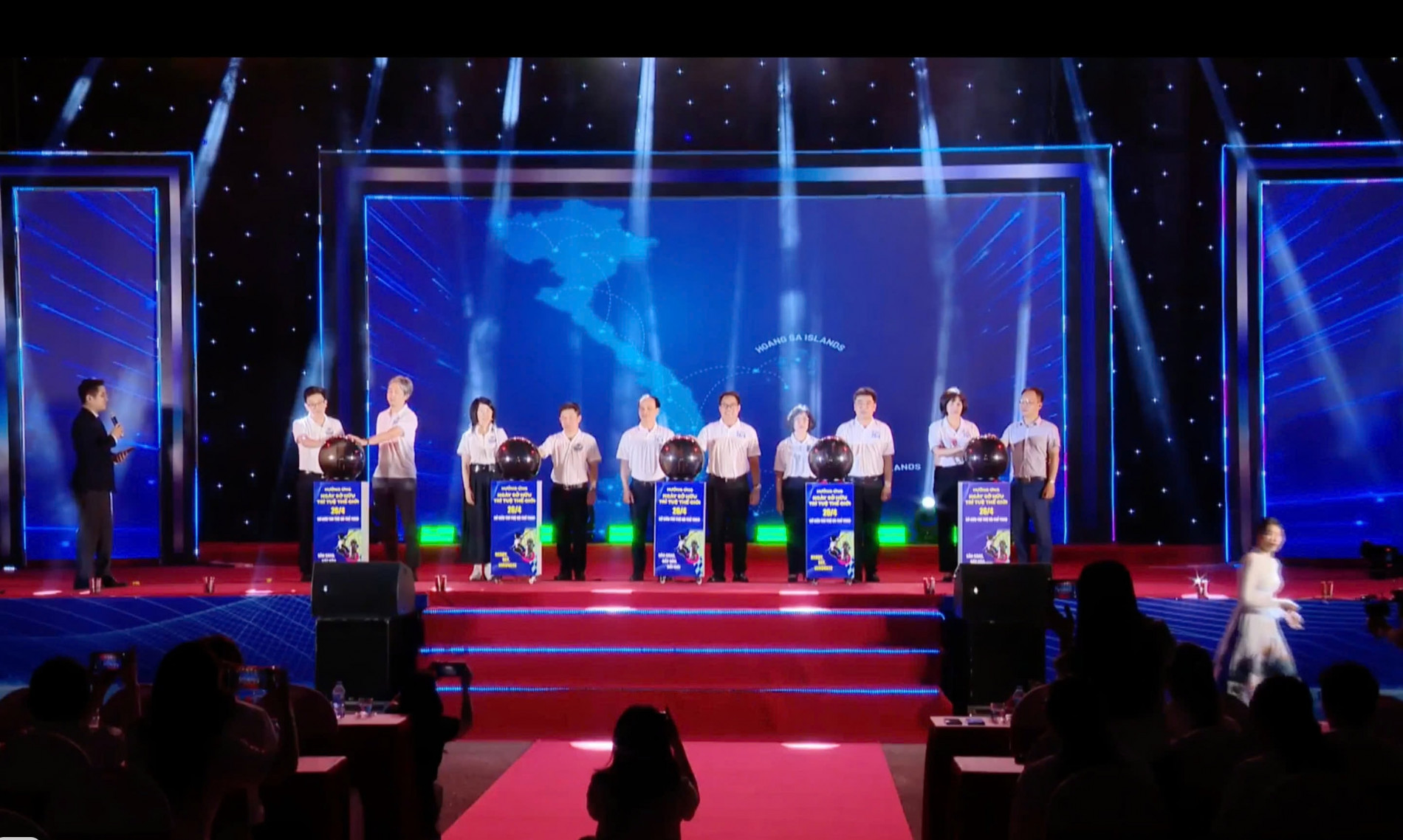 Các đại biểu thực hiện nghi thức trọng tâm "Bản đồ đổi mới thể thao”