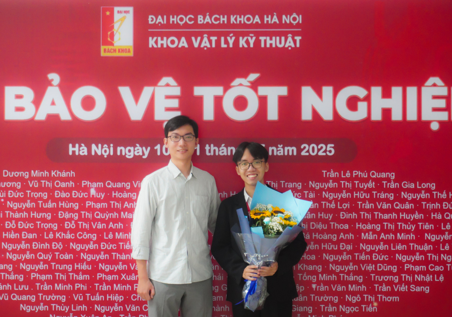 2 ảnh chụp cùng thầy Linh