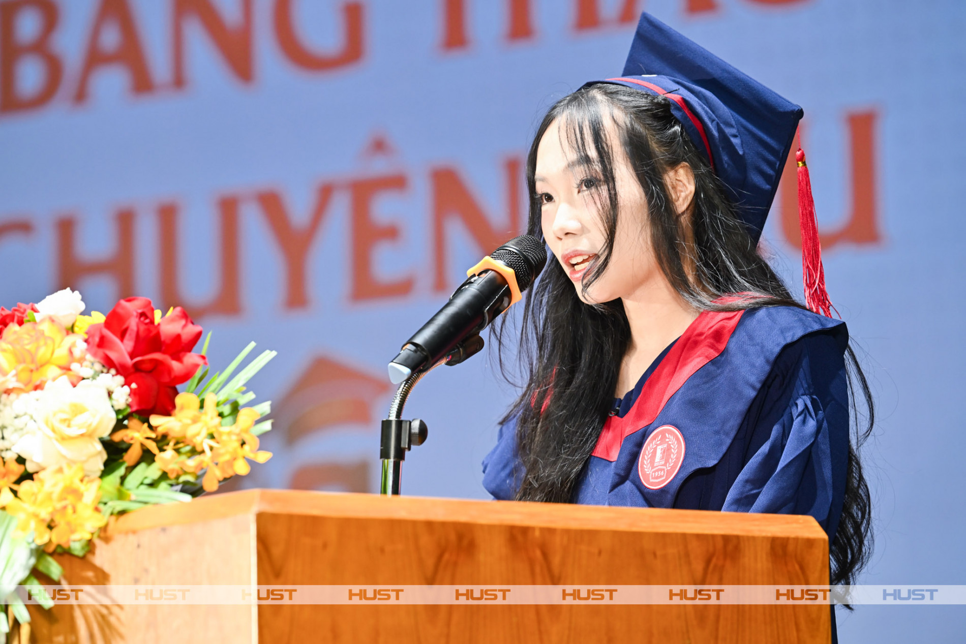 Thủ khoa đầu ra chương trình Kỹ sư chuyên sâu đặc thù Trí tuệ nhân tạo tạo sinh - học viên Nguyễn Thị Huyền đại diện phát biểu tại Lễ Trao bằng Thạc sĩ và Kỹ sư chuyên sâu năm 2026. Ảnh: Duy Thành