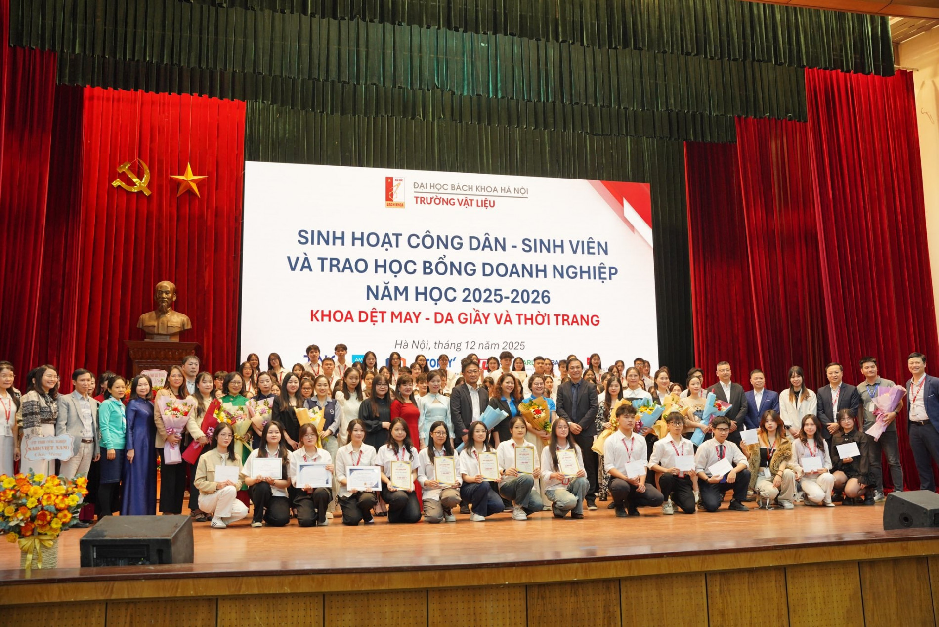 Lễ trao học bổng doanh nghiệp năm học 2024 2025 jpg