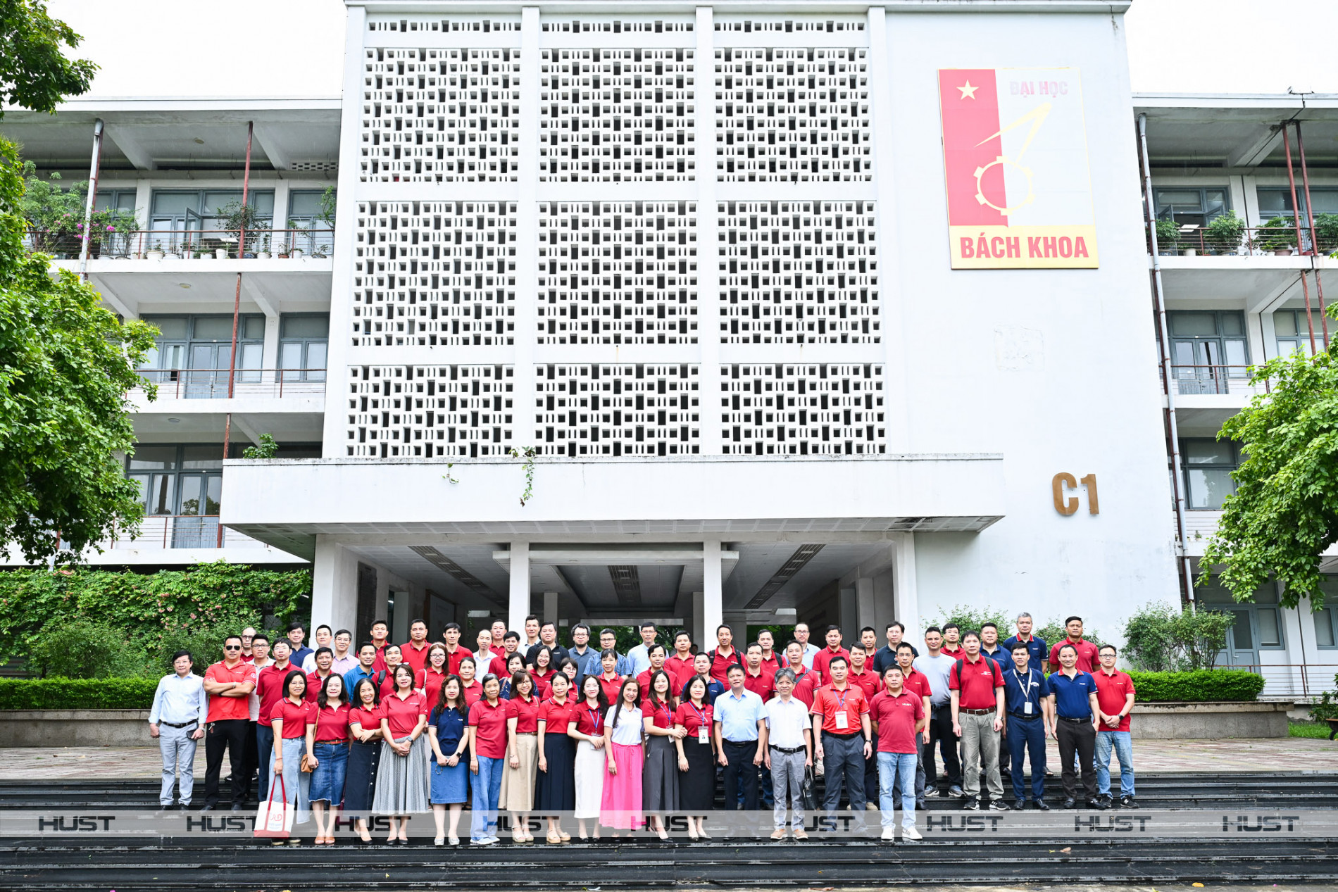 Lãnh đạo  Đại học chụp ảnh lưu niệm cùng đoàn công tác trước khi đoàn xuất phát