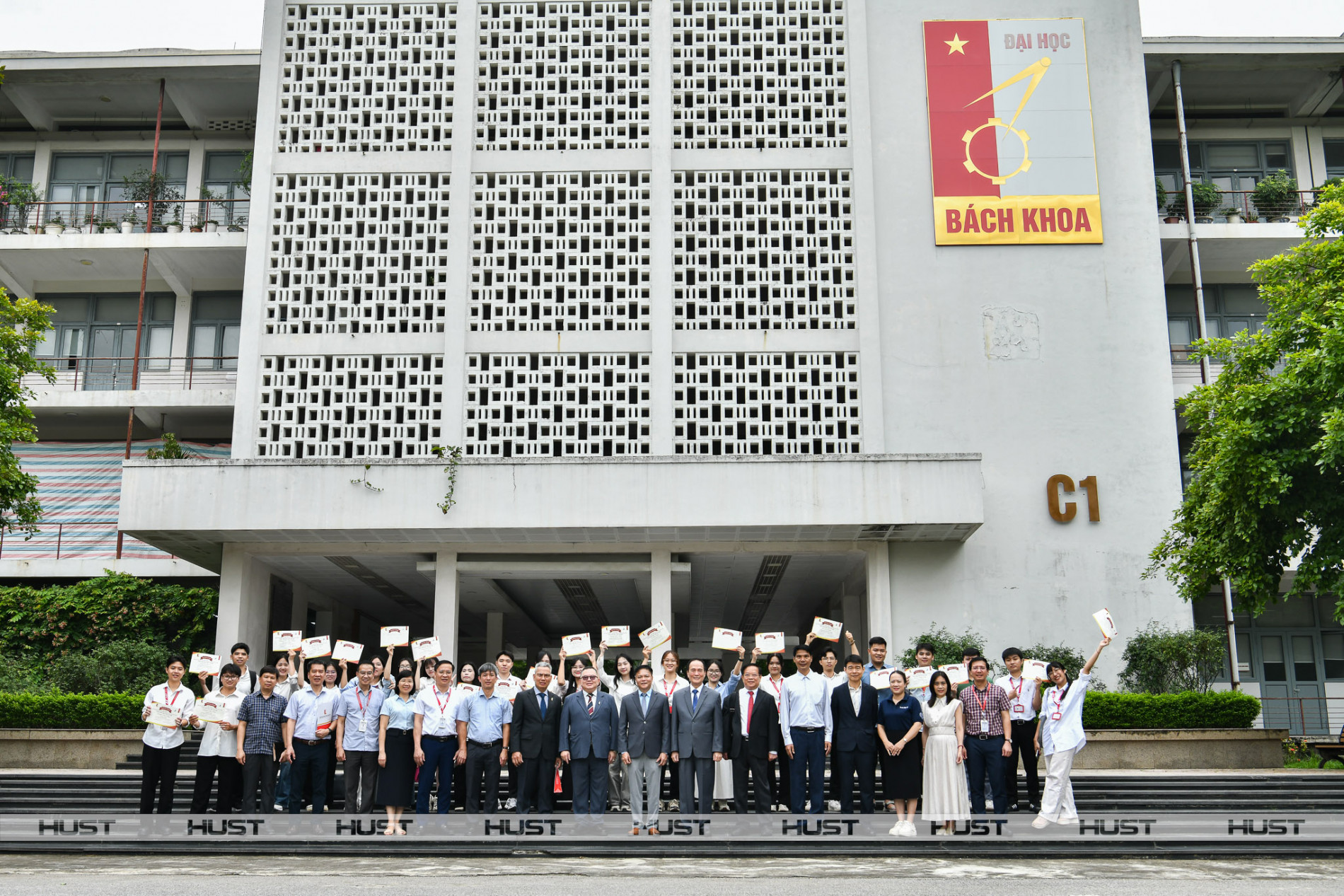 22 học viên sau đại học chụp ảnh kỷ niệm cùng lãnh đạo Đại học Bách khoa Hà Nội và Hội Khuyến học Thương gia Đài Loan tại Việt Nam