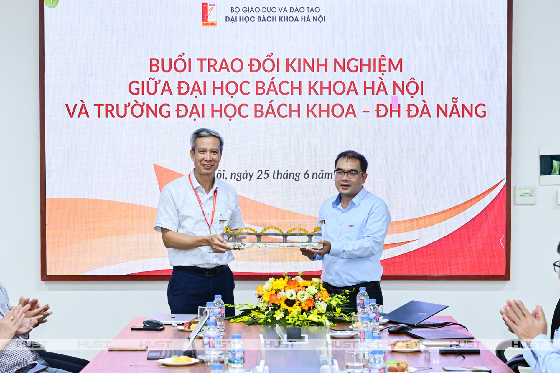Trường Đại học Bách khoa - Đại học Đà Nẵng gửi tặng món quà lưu niệm mang biểu tượng Cầu Rồng tới Đại học Bách khoa Hà Nội