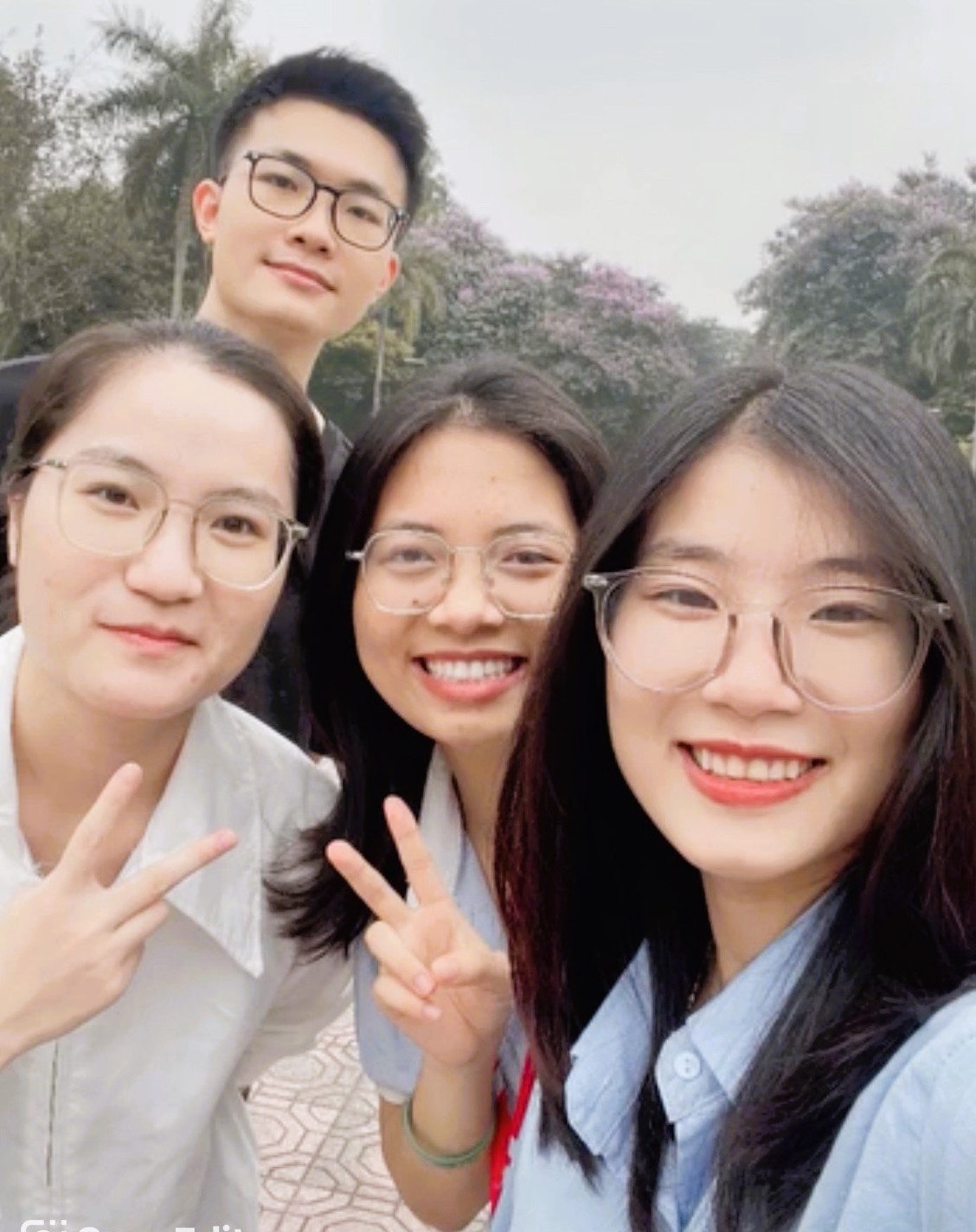 Ảnh cùng nhóm bạn NCKH
