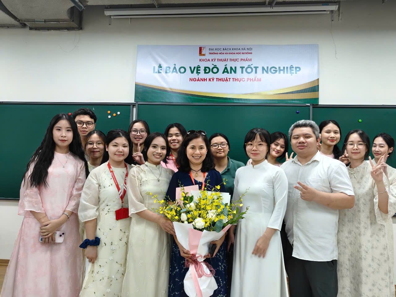 Ảnh với nhóm sv k66 lab 209