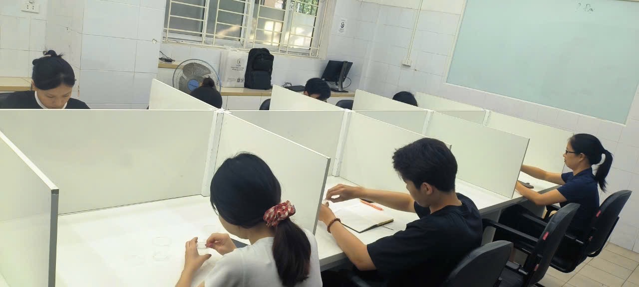 Đức Anh cùng với các bạn sinh viên lab TS Nguyễn Thanh Hòa trong buổi đào tạo cảm quan cà phê