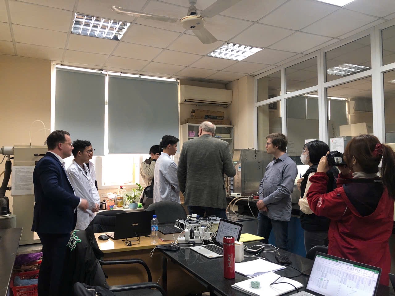 Đức Anh cùng với các giáo sư quốc tế trong buổi đánh giá AQAS
