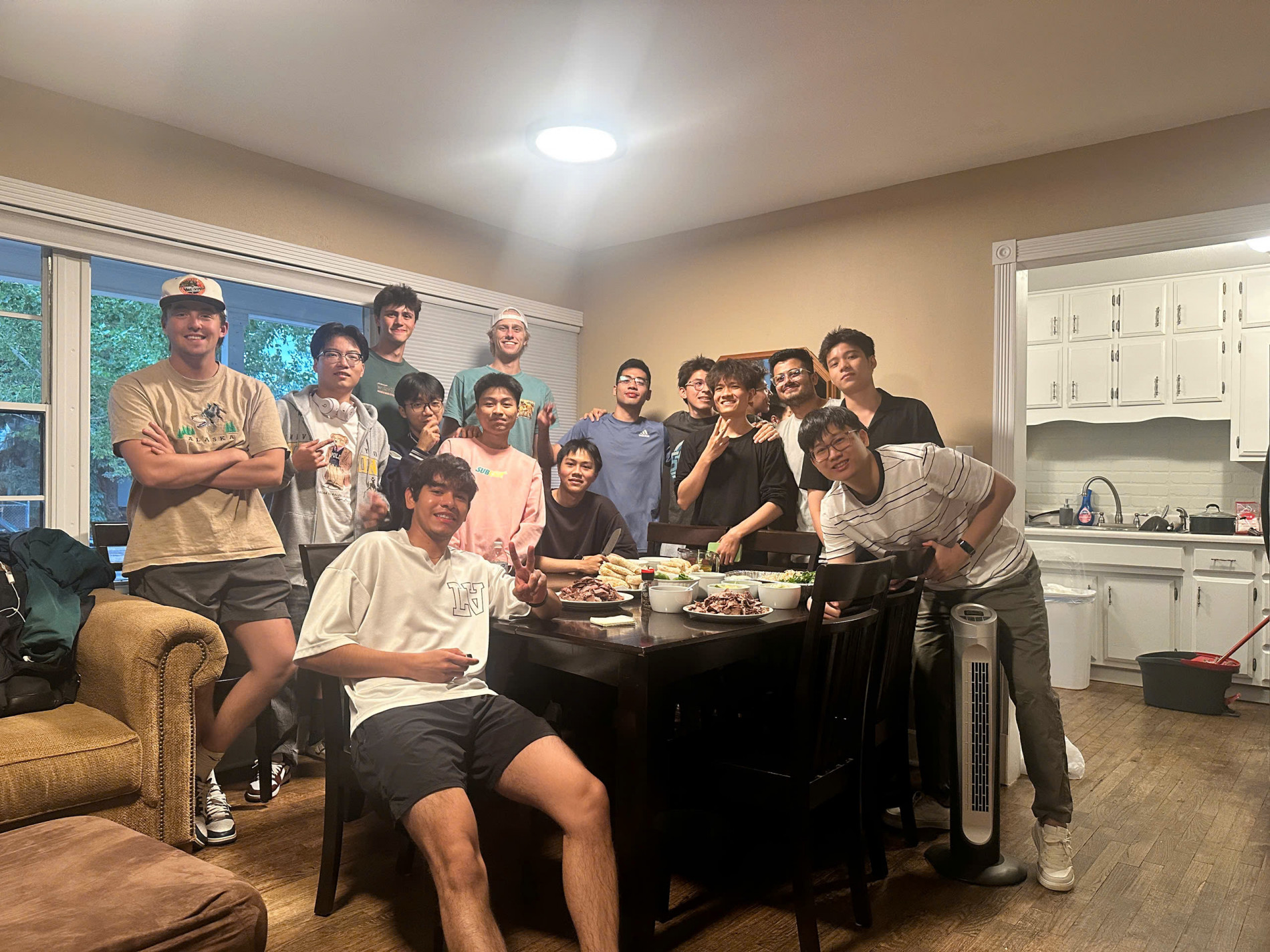 Đức Anh cùng với các sinh viên quốc tế đến từ trường đại học Wyoming trong bữa tiệc tại gia