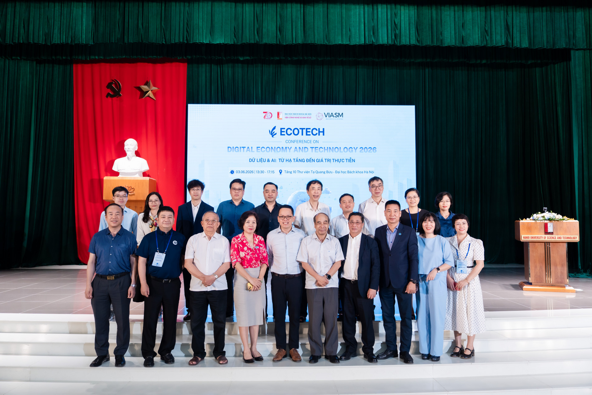 Các đại biểu, diễn giả chụp ảnh kỷ niệm tại sự kiện