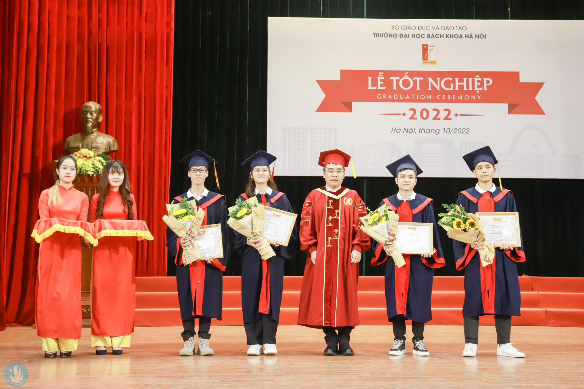 Nhận bằng khen SV tốt nghiệp xuất sắc