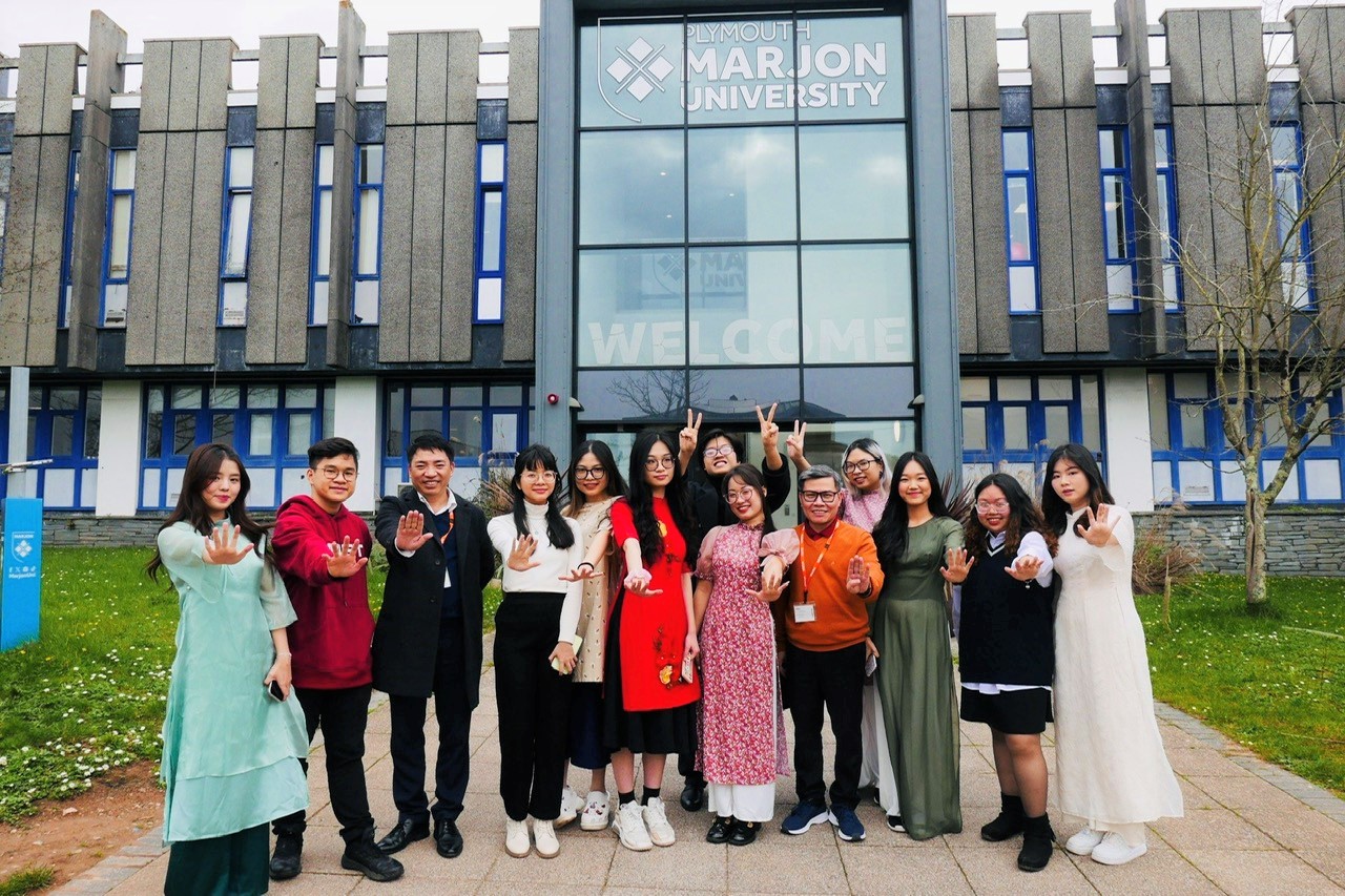 SV FL2 trao đổi tại PMU Vương quốc Anh