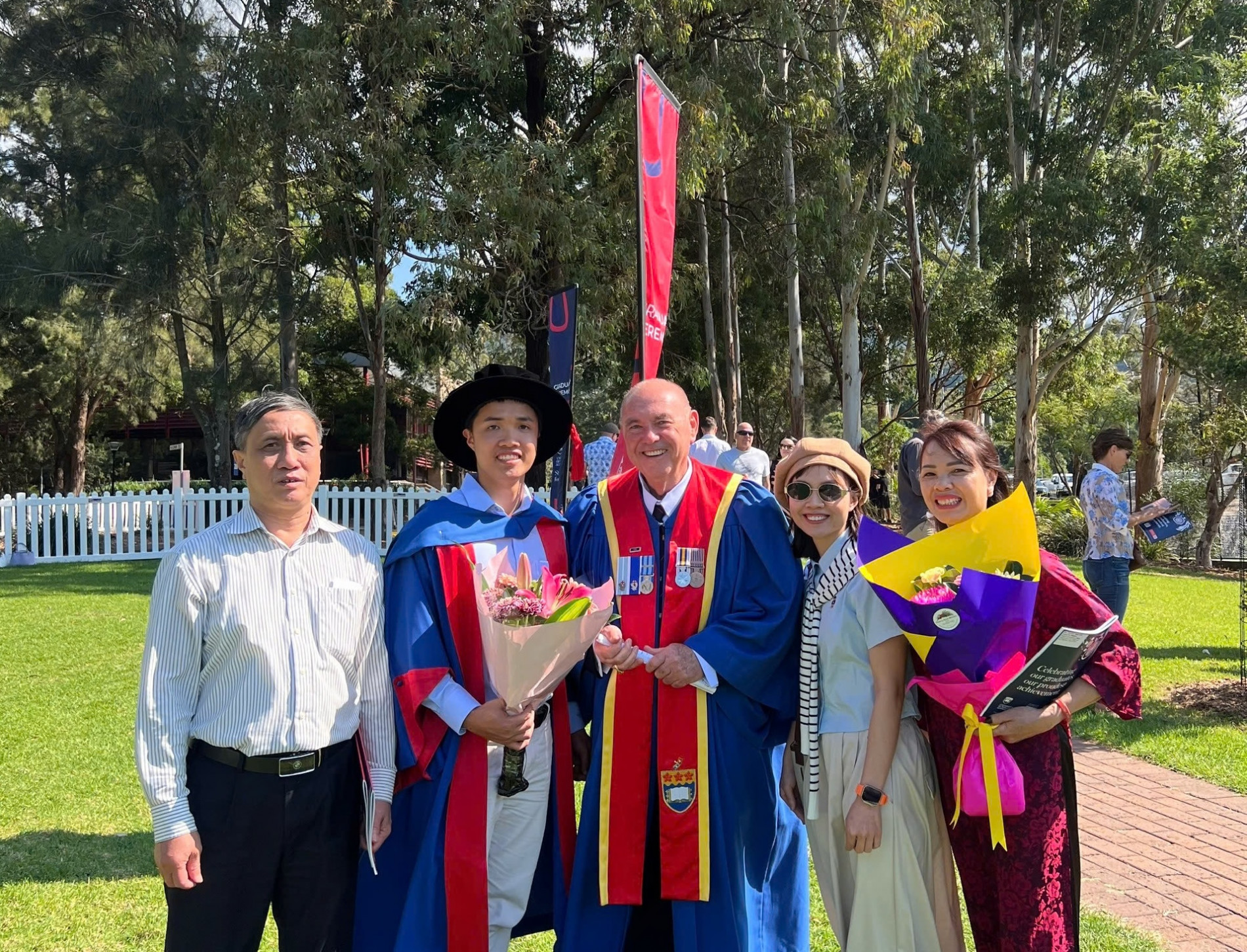 TS. Nguyễn Phú Cường (thứ hai từ trái qua) trong ngày nhận bằng Tiến sĩ Đại học Wollongong, Australia