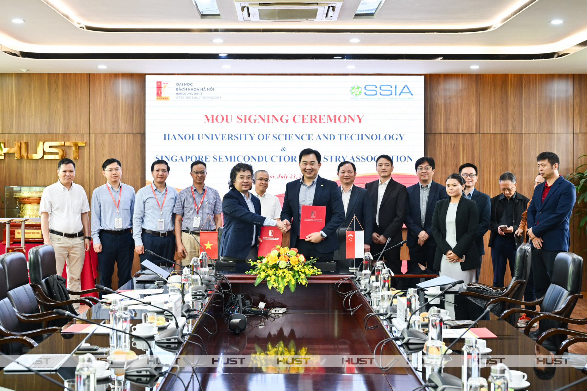 Lãnh đạo Đại học Bách khoa Hà Nội và Hiệp hội Công nghiệp Bán dẫn Singapore ký kết Bản Ghi nhớ hợp tác