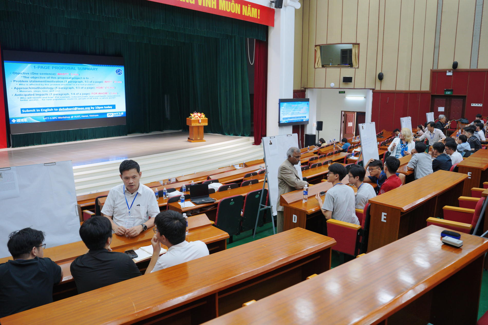 Các chuyên gia hàng đầu  thế giới về kỹ thuật siêu cao tần trực tiếp "huấn luyện" sinh viên Đại học Bách khoa Hà Nội. Đây là một nội dung trong khuôn khổ Hội nghị EEE MTT-S BPC 2026 tổ chức tại Đại học Bách khoa Hà Nội (28/7)