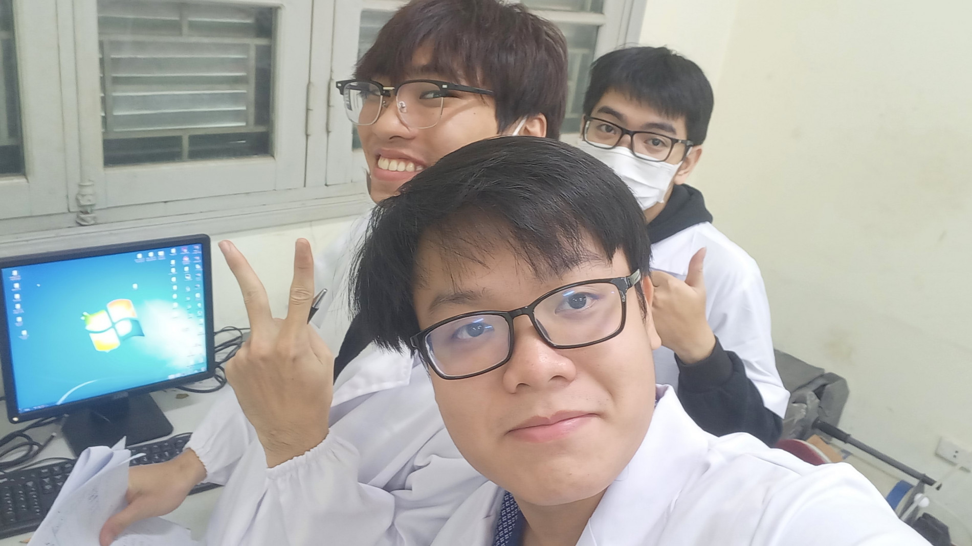 Ảnh làm thí nghiệm tại Bách Khoa