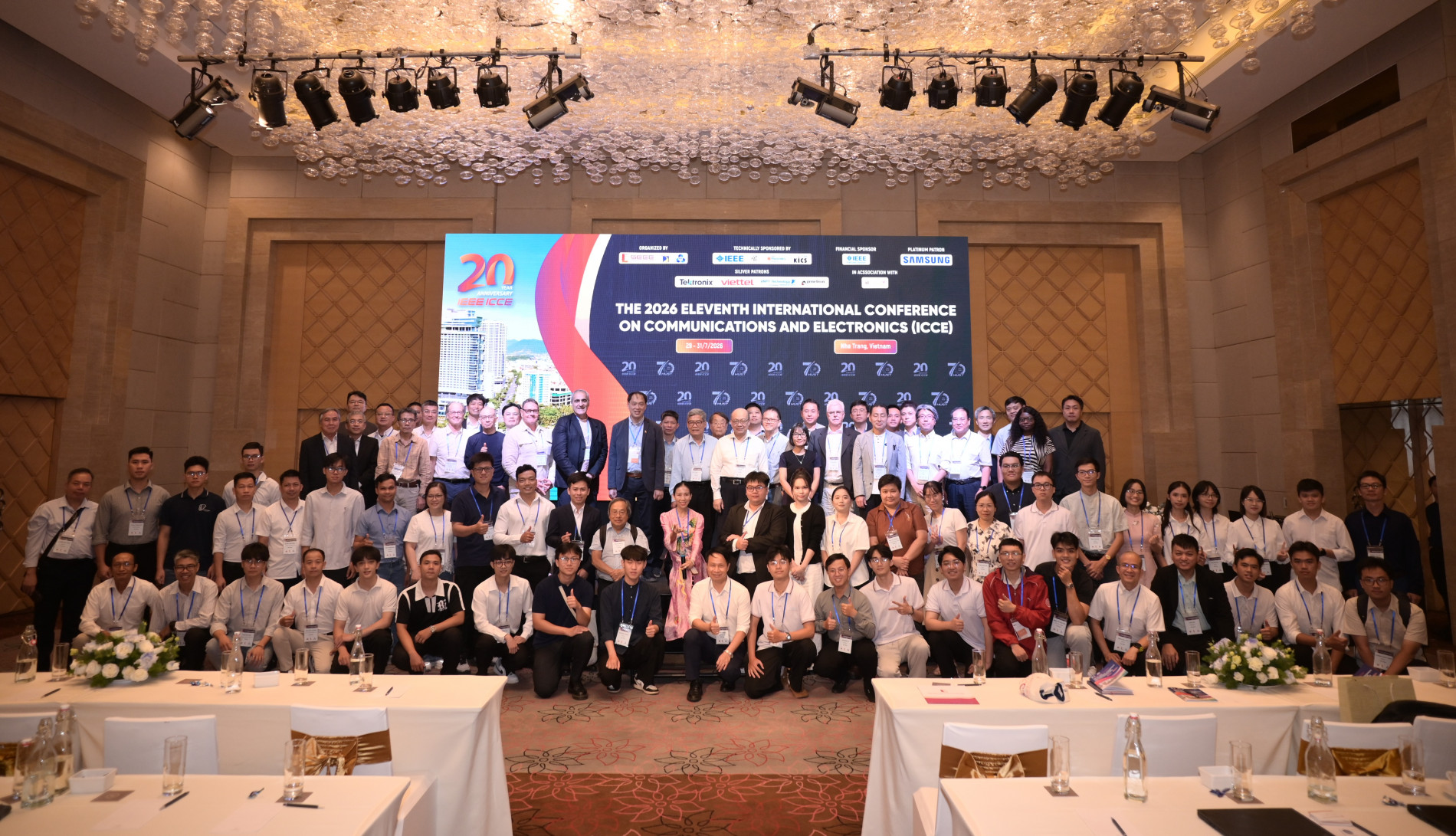 Các đại biểu IEEE ICCE 2026 chụp ảnh lưu niệm tại buổi khai mạc sáng 29/7
