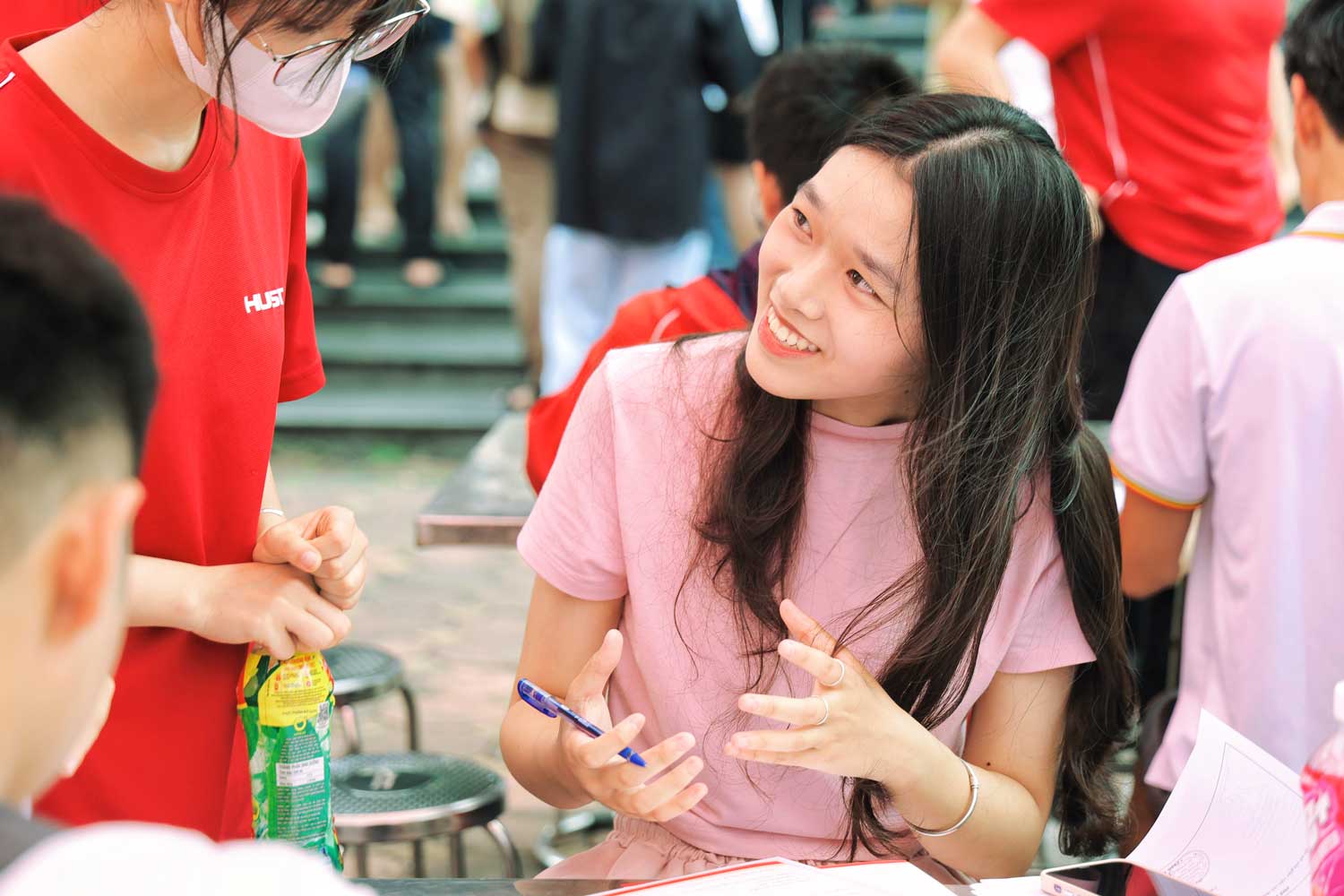 Tân sinh viên K70 Đại học Bách khoa Hà Nội làm thủ tục nhập học