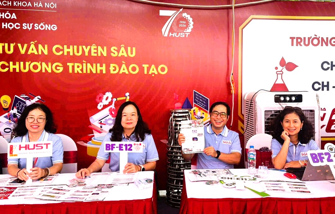 Các thầy, cô giáo Khoa Kỹ thuật thực phẩm, Trường Hóa và Khoa học sự sống, Đại học Bách khoa Hà Nội tại gian tư vấn tuyển sinh - hướng nghiệp sự kiện Open Day 4/7
